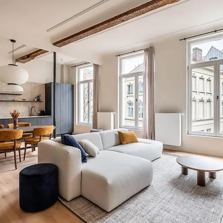 Huswell - Stylishly Renovated With View *